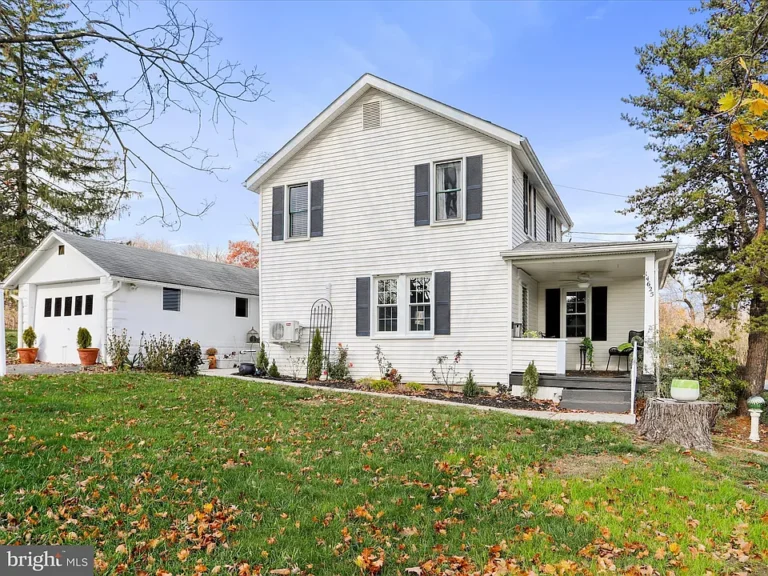 Discover this beautifully renovated 3-bedroom, 2-bathroom home, nestled in a convenient location.