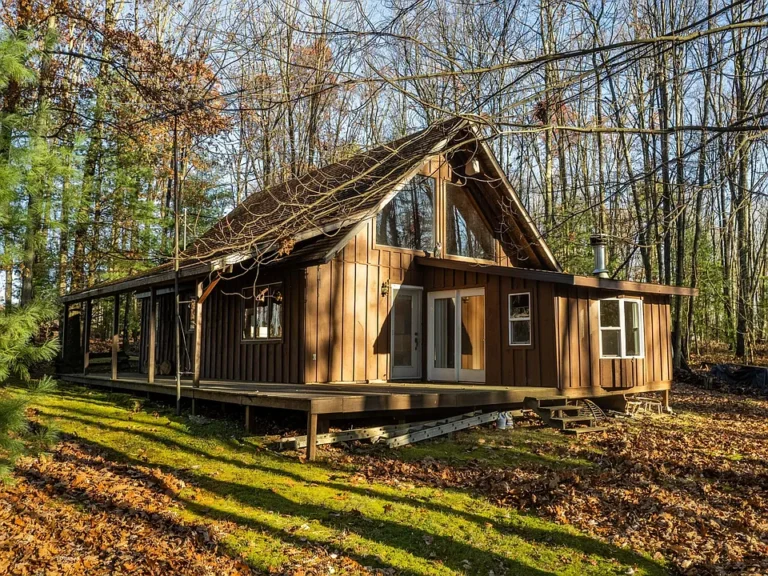 Your Serene Mountain Retreat Discover the perfect escape to nature at this charming chalet-style cabin. $149,900