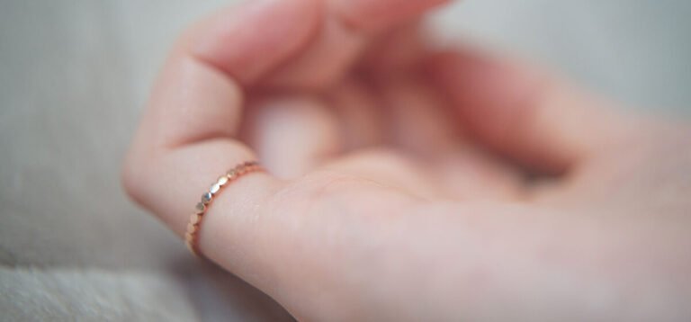 Women wearing rings on pinky fingers: What does it mean?