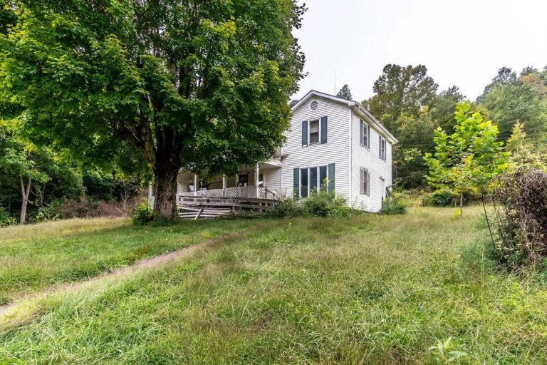 Spacious Farm Property with Barn in McKee, Kentucky