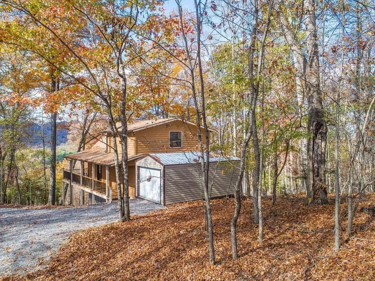 This beautifully maintained chalet offers breathtaking views and a peaceful escape.