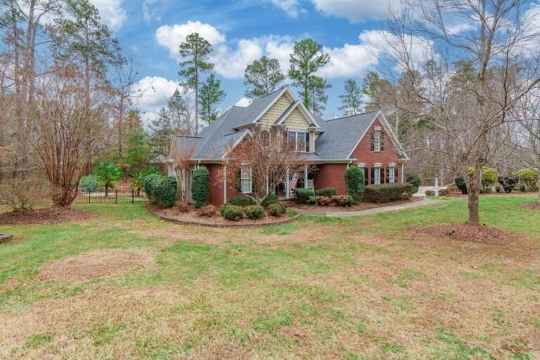 Elegant Living in Mariners Bluff: 4-Bedroom Home with Stunning Features