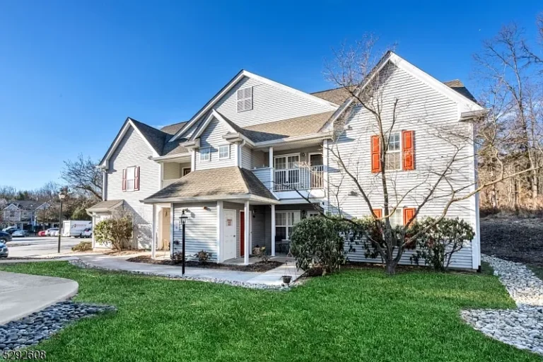 Stunningly Renovated Condo in the Glens Community