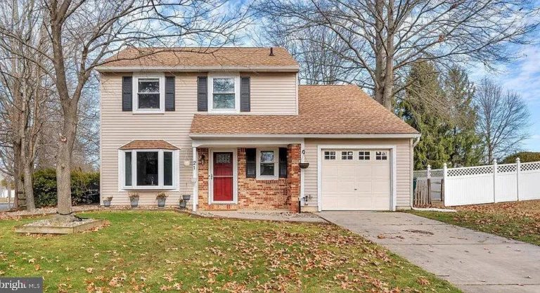 Move-In Ready Beauty in Eastampton Farms