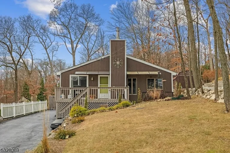 Lake Hopatcong Charm: Renovated Ranch with Stunning Views