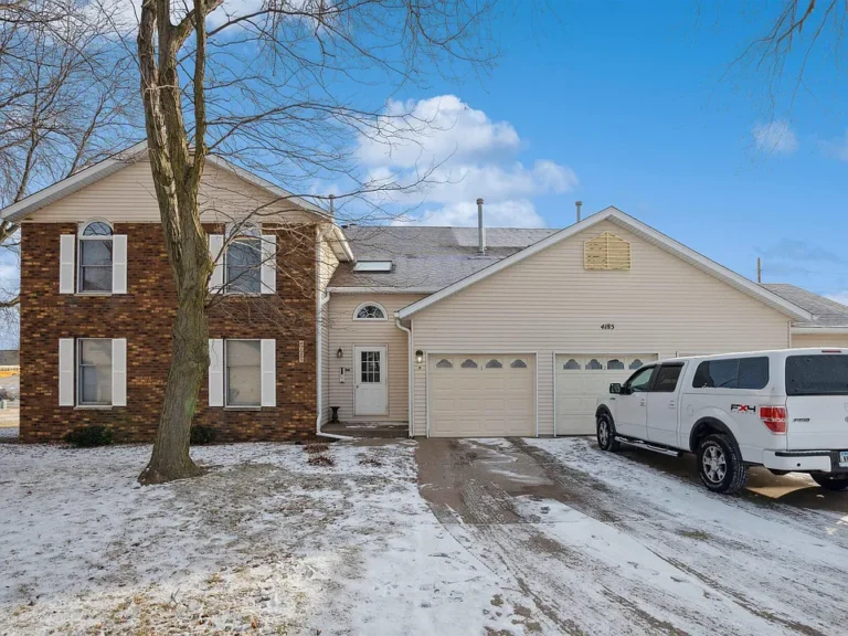 Move-In Ready Condo in Bettendorf: Updated & Convenient $199,900