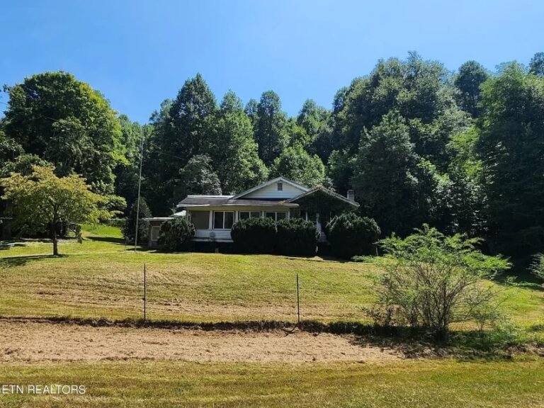 3-Bedroom Fixer-Upper Home on 19.85 Acres in Pennington Gap, Virginia