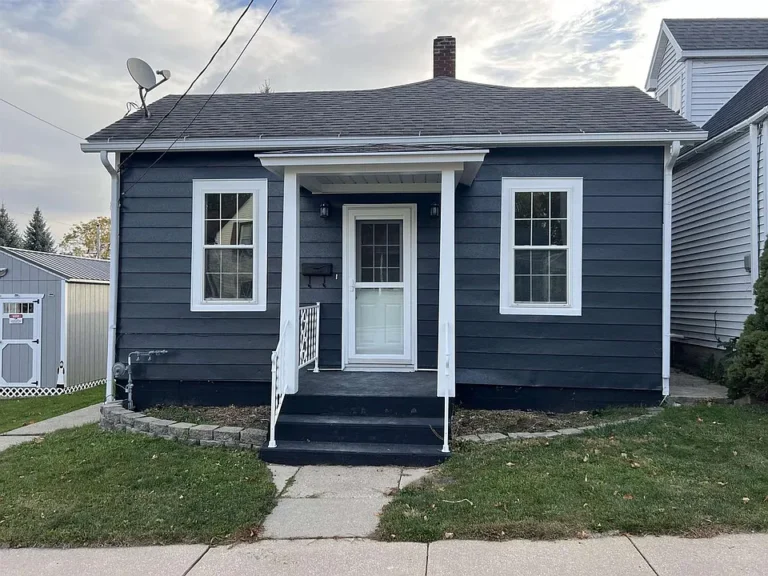 Charming Downtown Dodgeville Living: 2-Bedroom Home $150,000