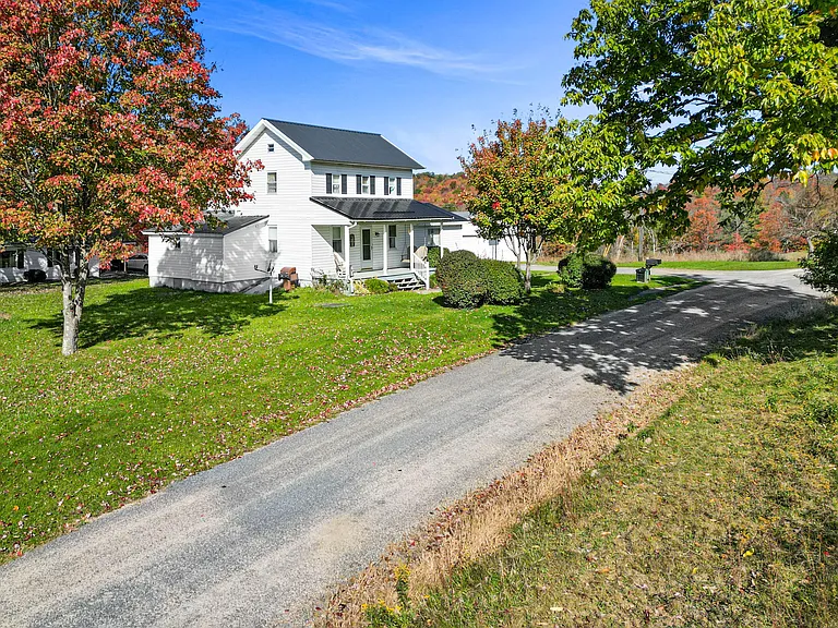 Charming Farmhouse Retreat on Expansive Acreage – A Perfect Blend of Country Living and Comfort