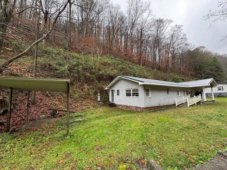 4-Bedroom Home with 80 Acres and Large Garage in Fedscreek, Kentucky