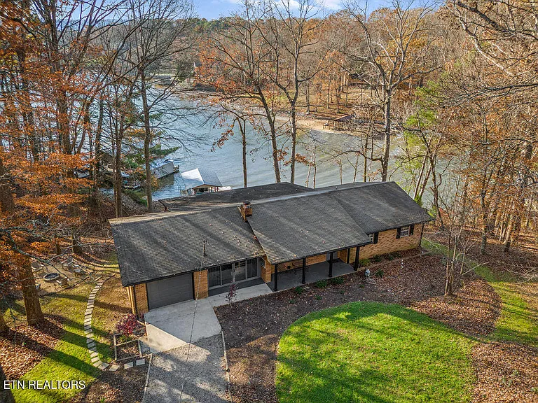 Lakefront Paradise on Pristine Watt Bar Lake
