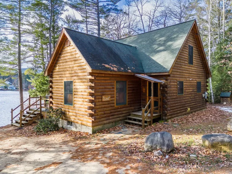 Charming Log Home Retreat on Worthley Pond – Your Year-Round Maine Getaway