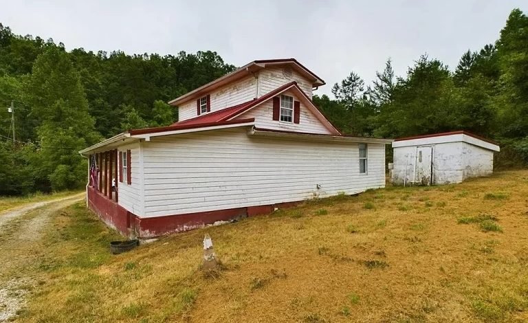 Charming Farmhouse on 71 Acres in Flatgap, Kentucky
