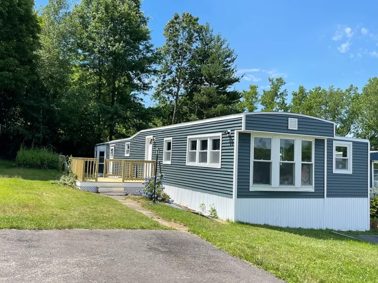 Move-In Ready Home in Riverview Estates: Open Floor Plan & Modern Finishes! $139,900