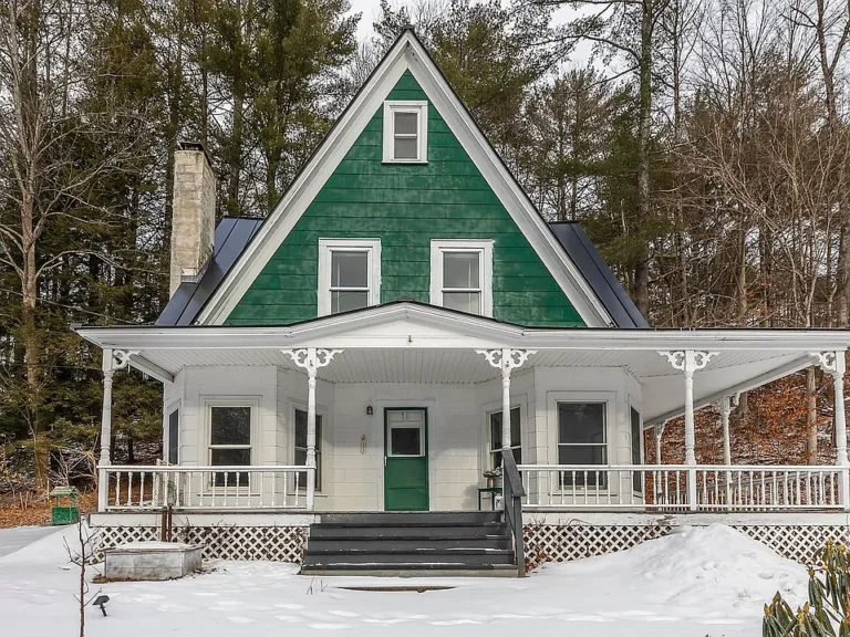 Mountain Retreat: 3-Bedroom Home Near Bromley, Stratton & Magic $239,000