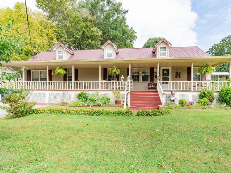 This 3-bedroom, 2-bathroom home offers comfortable and stylish living in Hixson, Tennessee.