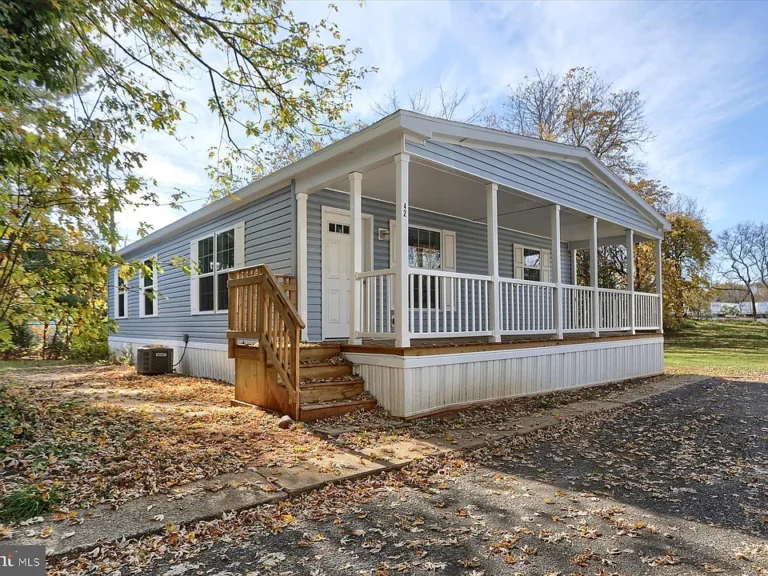 Brand New 2024 Redman Home: Affordable & Scenic Living at Six Links! $129,900