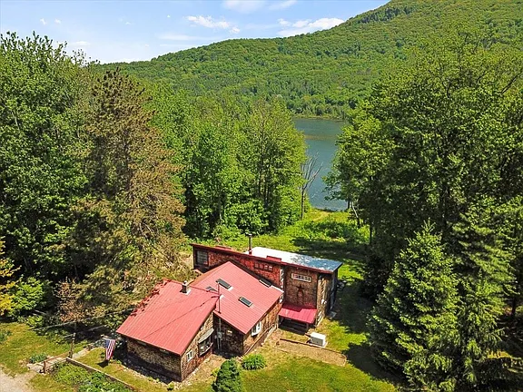 Exclusive Green Mountain Retreat: Verdmont Outing Club Home