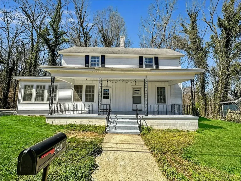 521 Broadway St, Seneca, SC 29672 – Your Next Smart Move! $175,000