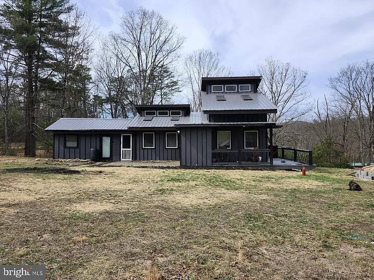 NESTLED IN THE MOUNATINS OF WEST VIRGINIA! $169,000