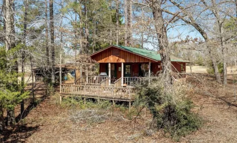 This 2-bedroom, 1-bathroom cabin sits on 12 acres in Bienville, Louisiana. The home offers 768 square feet of space and provides a quiet setting for outdoor lovers. $70,000