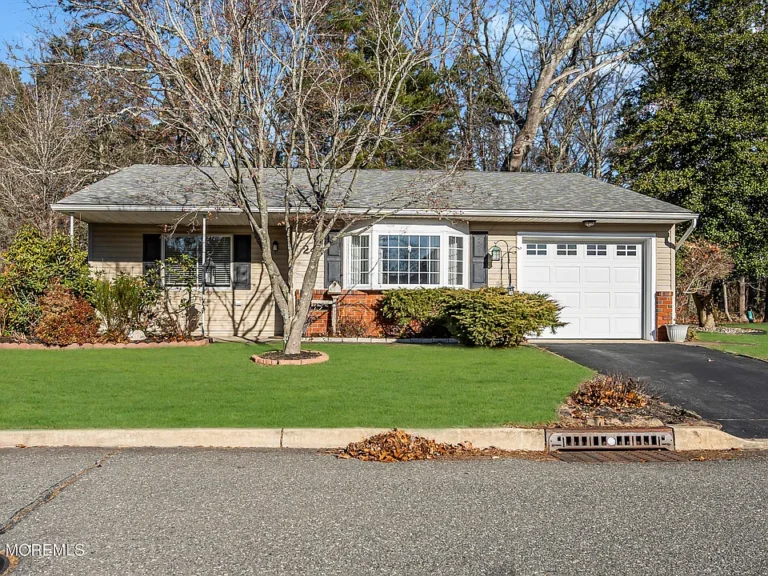 Charming Detached Home in the 55+ Cedar Glen Lakes Community