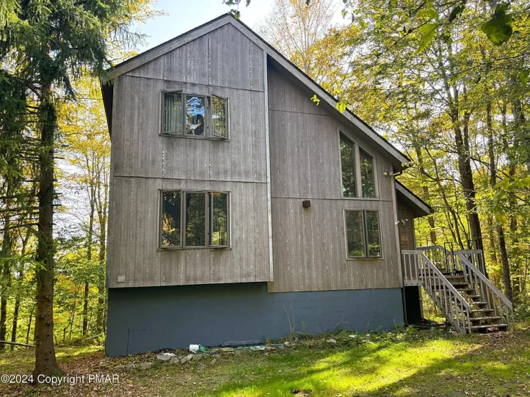 MOUNTAIN RETREAT: NEW SHINGLES & SKYLIGHTS INSTALLED 8/31/2024!! This charming 3-bedroom, 2-bath home offers the perfect getaway