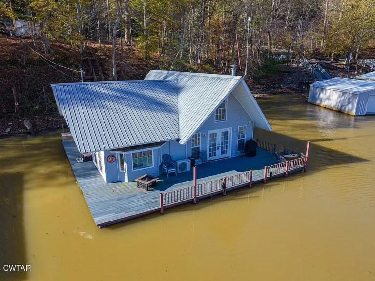 Charming Floating House on the Tennessee River – Your Riverfront Escape Awaits! $189,900
