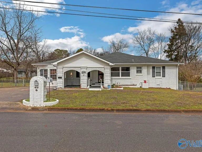 With over 2,000 sq. ft., this spacious home offers 3 bedrooms and 3 bathrooms, making it perfect for a large or growing family! $199,000