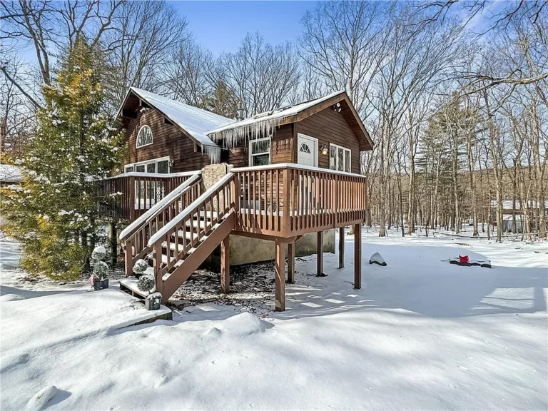 Charming 3-Bedroom, 2-Bathroom Home in the Pocono Mountains $214,999