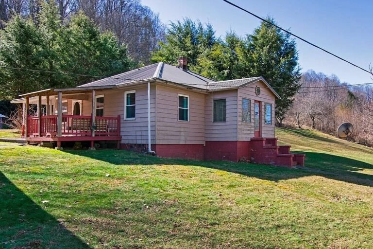 3-Bedroom Home on 33 Acres in Herndon, West Virginia