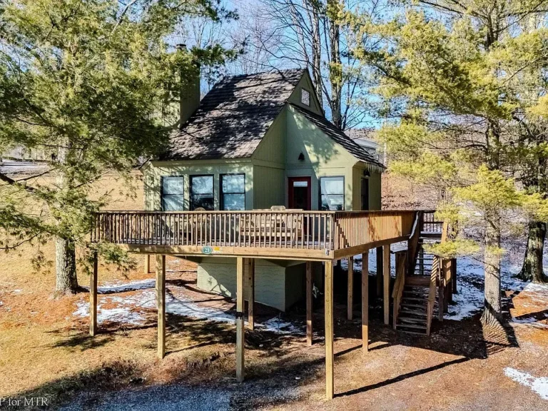 Charming 2-Bedroom Mountain Retreat with Stunning Views – Black Bear Resort, Canaan Valley $274,900