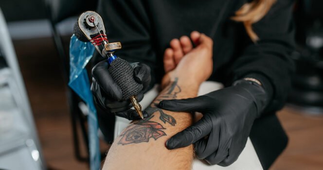 Woman with face tattoos rants after store denies her retail job