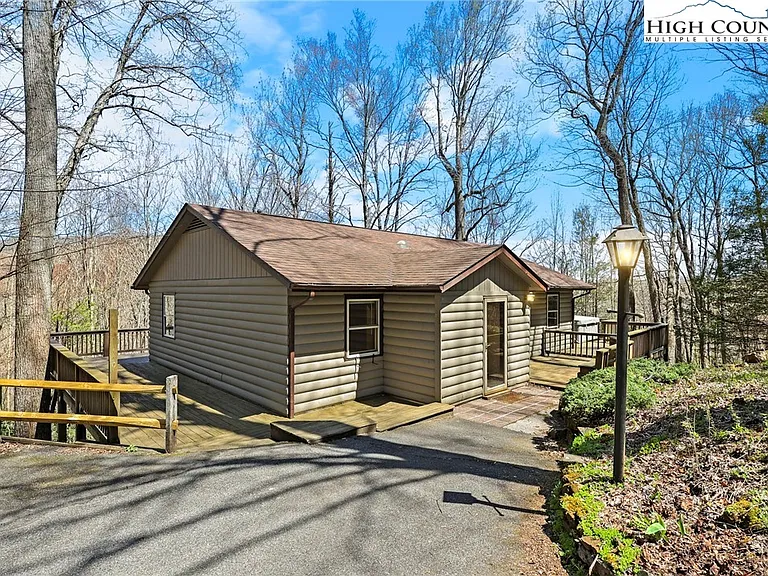 Charming 3-bedroom, 2-bathroom home just minutes from Downtown Boone!