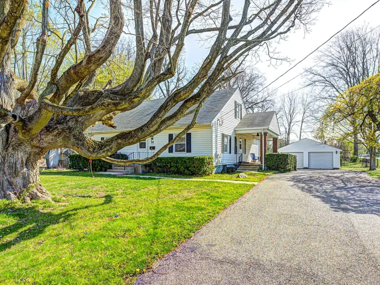 Charming 5-Bedroom Home on Half an Acre – Walk to Downtown Brownsburg!