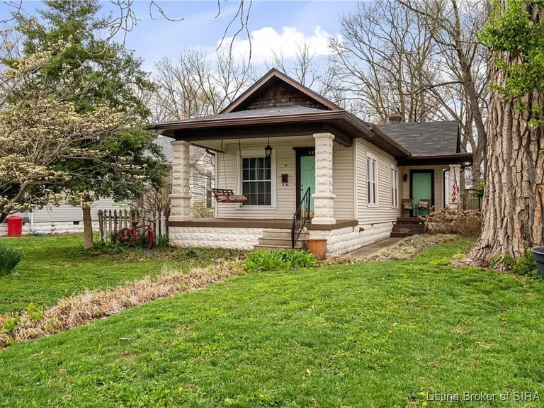 Uptown Charm Meets Everyday Comfort in the Heart of Jeffersonville $209,500