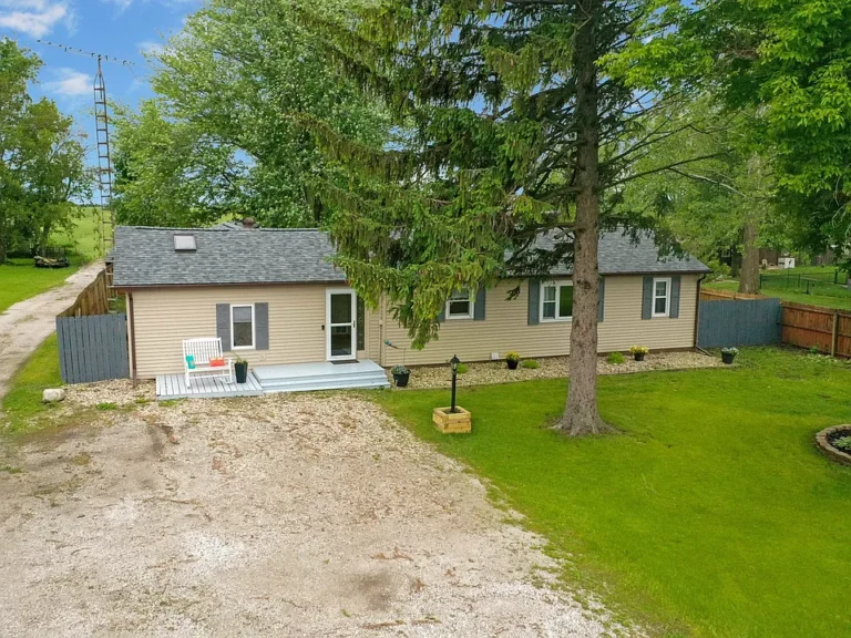 3 Bed | 2 Bath | Minutes from Minonk | City Utilities + Country Views $249,900