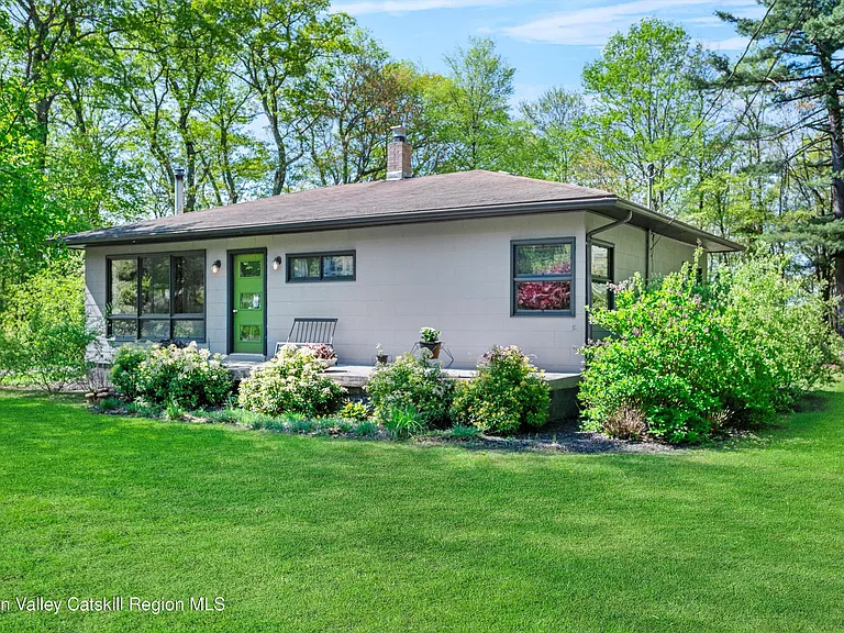 Nestled atop the Shawangunk Ridge in the enchanting hamlet of Cragsmoor, NY,
