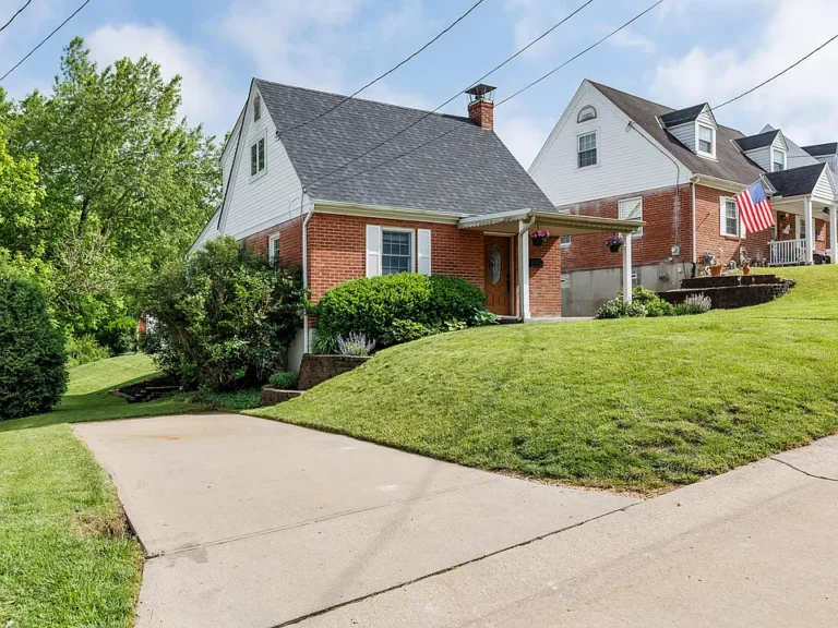 Cute as a Button & Close to It All – Move-In Ready in Crestview, KY! $235,000
