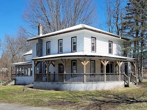 Expansive 6-Bedroom Home
