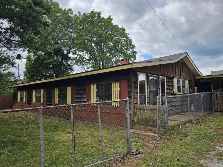 3-Bedroom Fixer-Upper on 20.95 Acres in Bradford, Arkansas