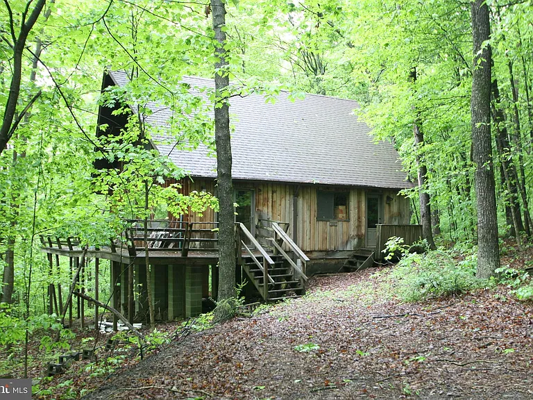 Enjoy the great outdoors in this cabin community.$210,000