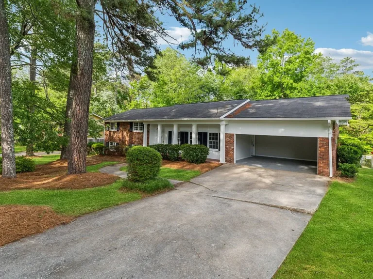 This spacious 1960’s brick home in College Park, GA is ready for you to make it your own! Featuring 4 bedrooms, 2.5 bathrooms, a garage, and a swimming pool, this property offers incredible potential. $100,000