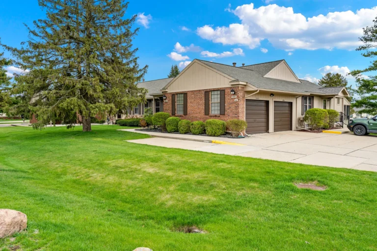 Welcome to Centennial Farm – 55+ Waterfront Co-op Living at Its Best! $175,000