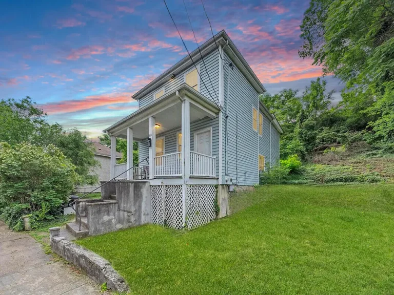 Located on a quiet street just minutes from 581, Downtown, and a 5-minute walk to the Greenway, the location can’t be beat! $129,999
