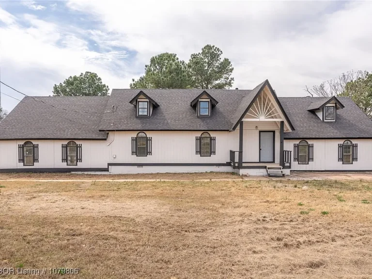Spacious Country Retreat on 5 Acres – Bring Your Vision!   Just Outside of Town | 4 Beds | 2.5 Baths | 2,412 Sq Ft | 5 Acres $189,500