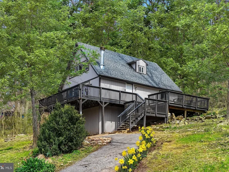 Chalet-Style Cabin with Modern Comfort & Proven Rental Income! $289,000