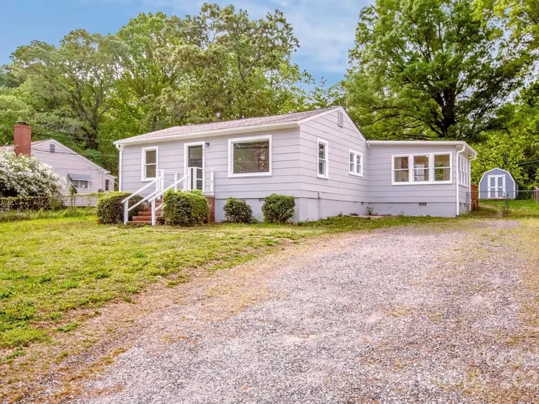 Charming 4-Bedroom Bungalow in Mooresville – Move-In Ready & Priced to Sell! $249,900