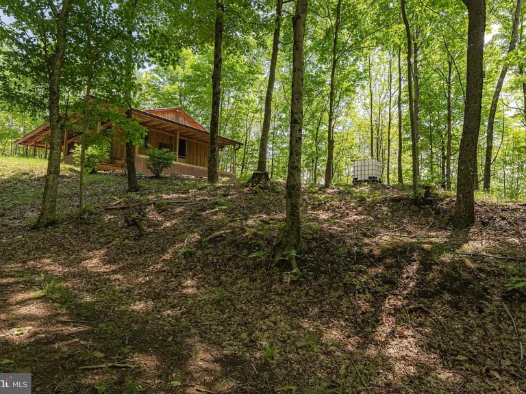 Off-Grid Mountain Retreat – Nature, Solitude, and Adventure Await 139,000
