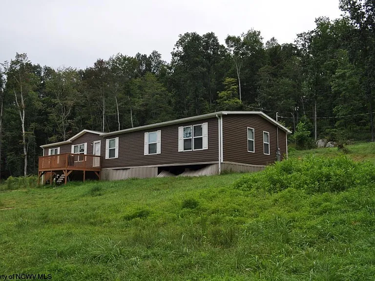 4BR/2Ba manufactured Clayton home consisting of approximately 2,048 sf situated on 7.07 acres.